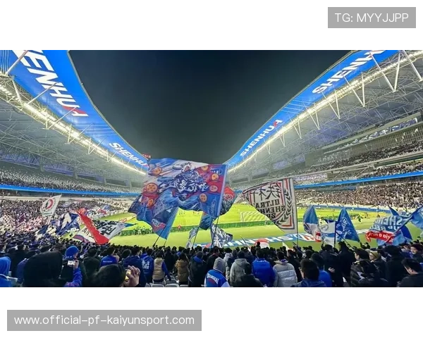 上海申花拉唐前场策动射门——重燃绿茵梦想，携手胜利前行